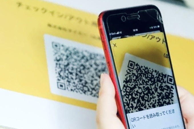 タイミーの業務開始時にQRコードを読み込んでチェックインする様子