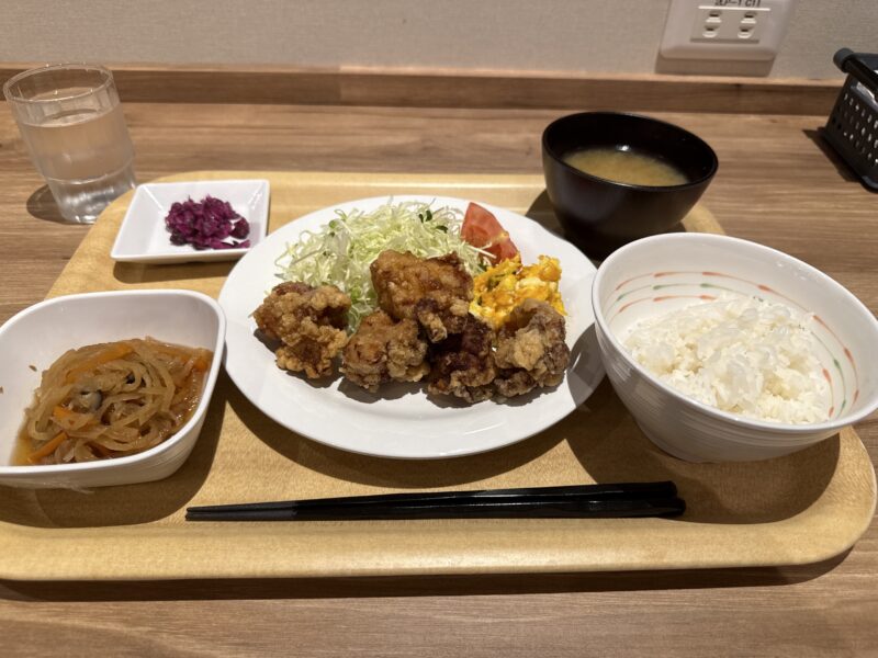 ノマドーミーの食堂で提供されたある日の夕食