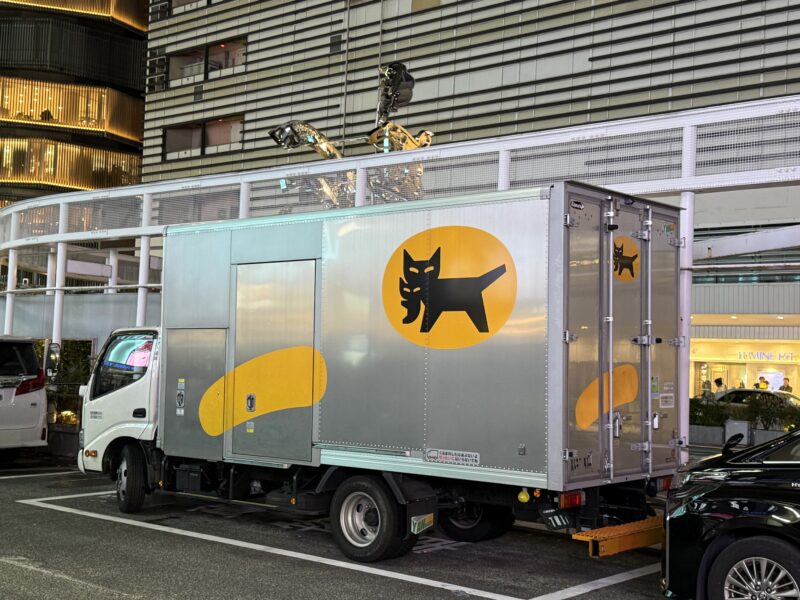 クロネコマークが入ったヤマト運輸の配送トラック